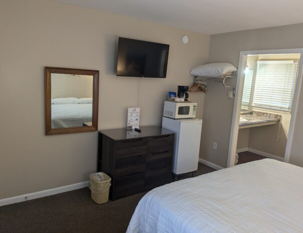 deluxe-king-bedroom-appliances-scaled-605x465