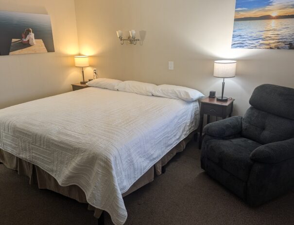 deluxe-king-bedroom-scaled-605x465