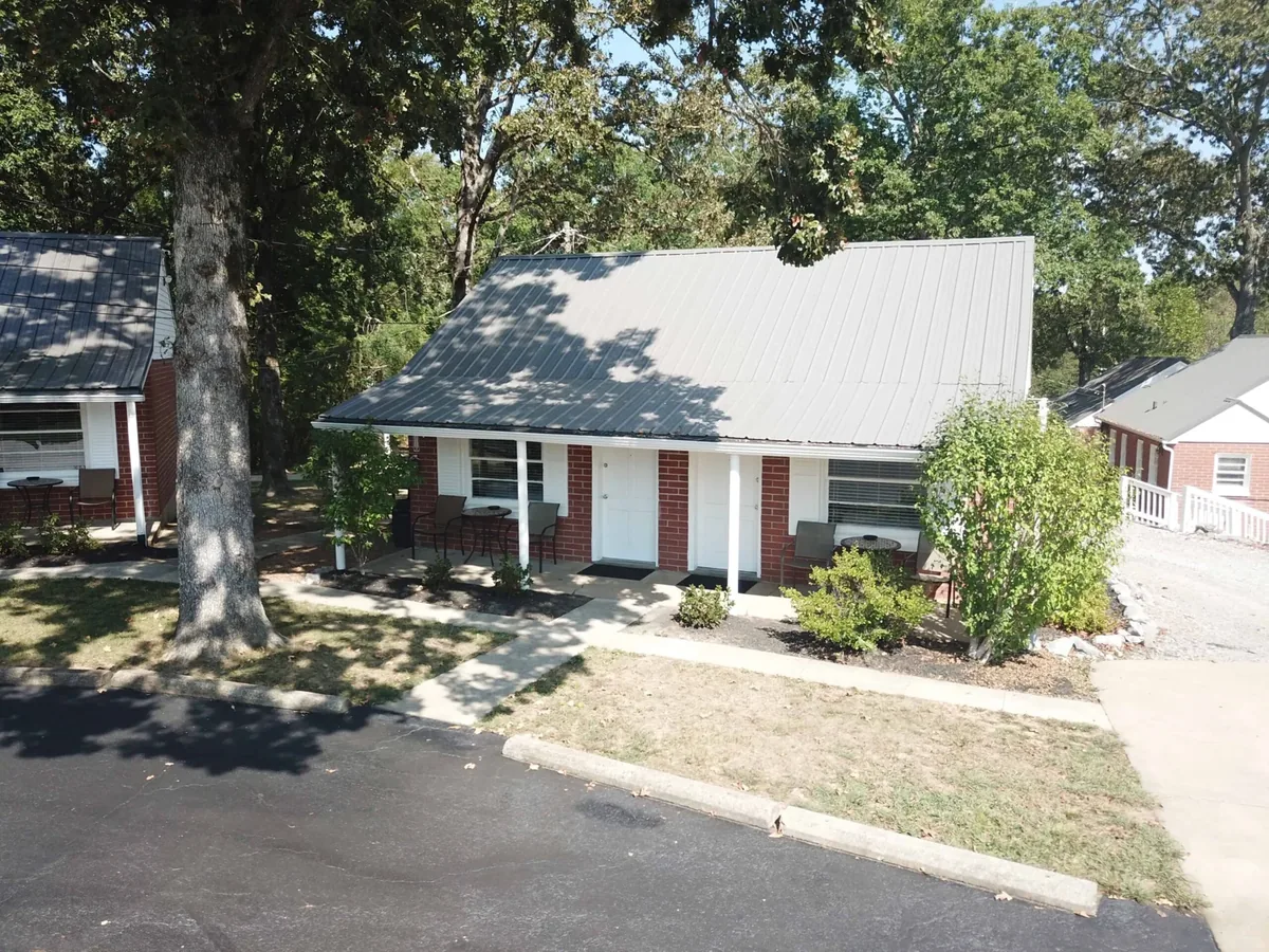 Early American Motel rooms and covered porches in Aurora, Kentucky
